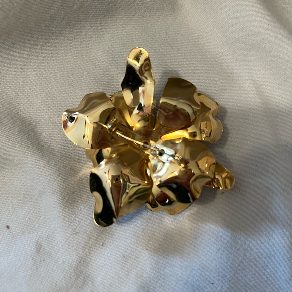 Vintage White and Goldtone pin with Faux Pearl in center. - Picture 6 of 8